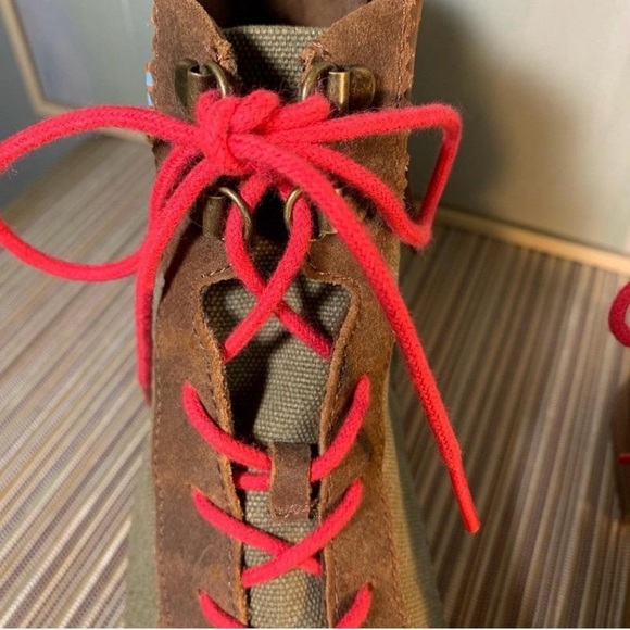 TOMS Women's Brown Sneakers with Pink Laces - Picture 7 of 8